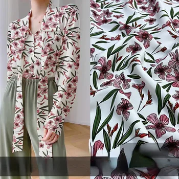 Индивидуална розова еластичната тъкан от двойно крепового коприна Qiao с принтом за производство на пролетни и летни дрехи.