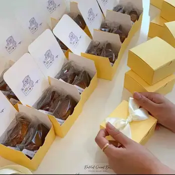 Сладкиши и Десерти Топъл жълт цвят, Опаковане на Малки Квадратни кутии