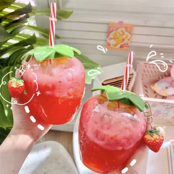 шише за сок под формата на ягоди обем 500 мл, приятен и уникален дизайн свежда до минимум разливи, идеална за използване в движение